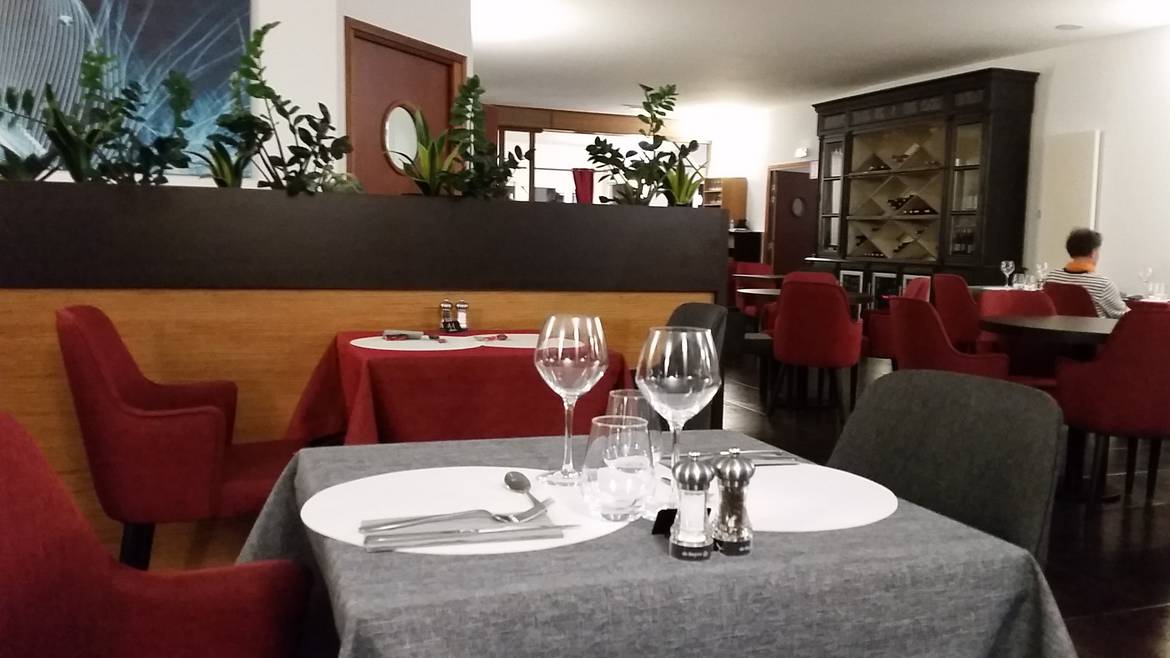 Déjeuner dans un restaurant d'Epernon